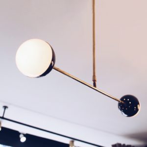 dealeuse-boutique-decoration-mobilier-luminaires-luminaire-vases-vase-lampes-lampe-laiton-suspension-boules-creation-paris
