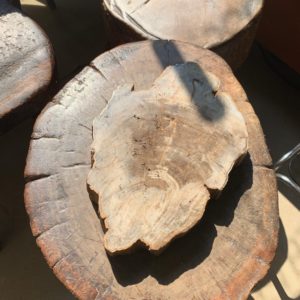 dealeuse-boutique-decoration-mobilier-luminaires-luminaire-vases-vase-lampes-lampe-laiton-marbre-tranche-bois-fossilise-paris