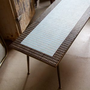 dealeuse-boutique-decoration-mobilier-luminaires-luminaire-vases-vase-lampes-lampe-laiton-marbre-vintage-paris-table-mosaique-bleue-noire