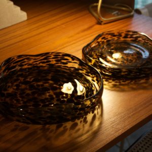 dealeuse-boutique-decoration-mobilier-luminaires-luminaire-vases-vase-lampes-lampe-laiton-marbre-vintage-miroir-miroirs-verre-coupe-a-fruits-coupes-leopard-paris