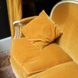 Banquette en velours ocre