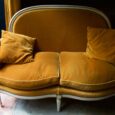 Banquette en velours ocre