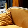 Banquette en velours ocre