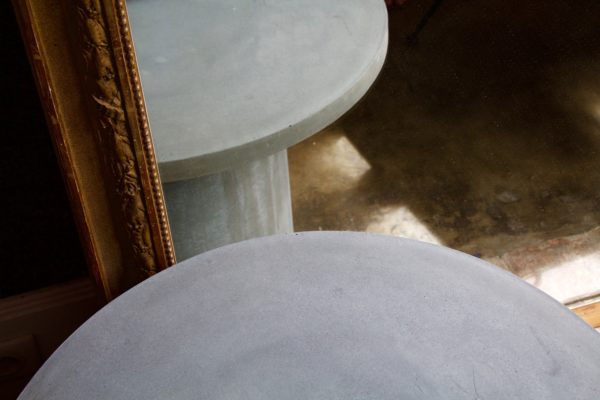 dealeuse-boutique-decoration-mobilier-luminaires-luminaire-vases-vase-lampes-lampe-laiton-marbre-vintage-paris-table-basse-ronde-fibre-beton
