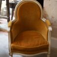 Paire de fauteuils en velours ocre