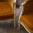 Paire de fauteuils en velours ocre