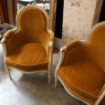 Paire de fauteuils en velours ocre