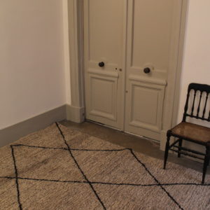 dealeuse-boutique-decoration-mobilier-luminaires-luminaire-vases-vase-lampes-lampe-tapis-berbere-gris-taupe-losange-motif-paris