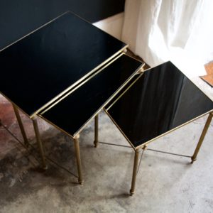 dealeuse-boutique-decoration-mobilier-luminaires-luminaire-vases-vase-lampes-lampe-laiton-marbre-vintage-paris-table-gigogne-opaline-noire