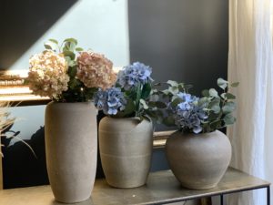 dealeuse-boutique-decoration-mobilier-luminaires-luminaire-vases-vase-lampes-lampe-laiton-vase-ceramique-grise-paris