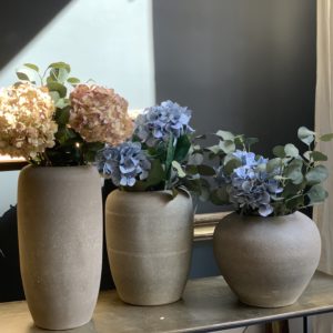 dealeuse-boutique-decoration-mobilier-luminaires-luminaire-vases-vase-lampes-lampe-laiton-vase-ceramique-grise-paris