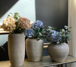 dealeuse-boutique-decoration-mobilier-luminaires-luminaire-vases-vase-lampes-lampe-laiton-vase-ceramique-grise-paris