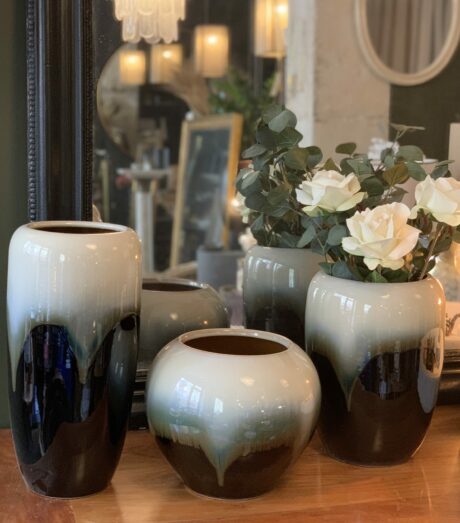 dealeuse-boutique-decoration-mobilier-luminaires-luminaire-vases-vase-lampes-lampe-laiton-vase-porcelaine-noir-blanc-paris