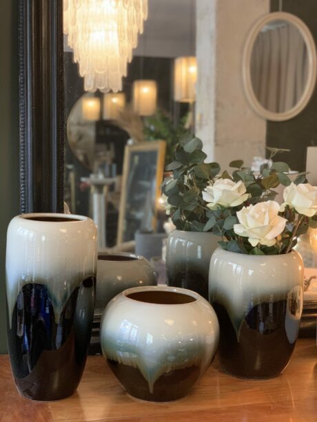 dealeuse-boutique-decoration-mobilier-luminaires-luminaire-vases-vase-lampes-lampe-laiton-vase-porcelaine-noir-blanc-paris