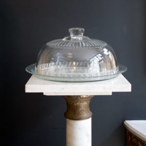 dealeuse-boutique-decoration-mobilier-vintage-assiette-plateau-cloche-verre-gravure
