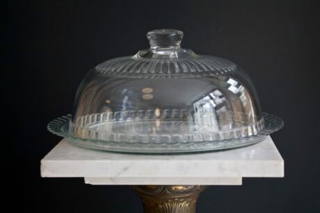 dealeuse-boutique-decoration-mobilier-vintage-assiette-plateau-cloche-verre-gravure