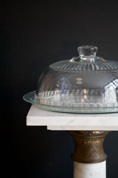 dealeuse-boutique-decoration-mobilier-vintage-assiette-plateau-cloche-verre-gravure