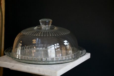 dealeuse-boutique-decoration-mobilier-vintage-assiette-plateau-cloche-verre-gravure