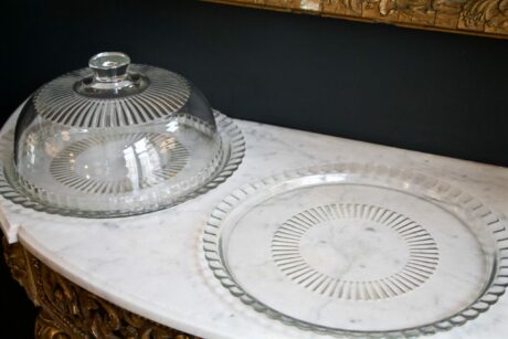 dealeuse-boutique-decoration-mobilier-vintage-assiette-plateau-cloche-verre-gravure