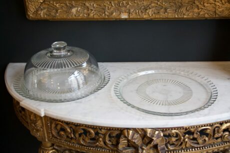 dealeuse-boutique-decoration-mobilier-vintage-assiette-plateau-cloche-verre-gravure