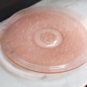 dealeuse-decoration-plateau-verre-rose-grave-fleurs-vintage-boutique-paris-art-de-la-table