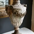 Vase ancien, à tête de bélier en plâtre patiné