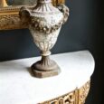Vase ancien, à tête de bélier en plâtre patiné