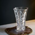 Vase hexagone ancien en verre moulé