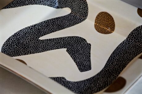 dealeuse-boutique-decoration-superbe-vide-poche-en-porcelaine-motif-serpents-blanc-noir-dore-nb-createur-design-designer-idee-cadeau-paris-objet