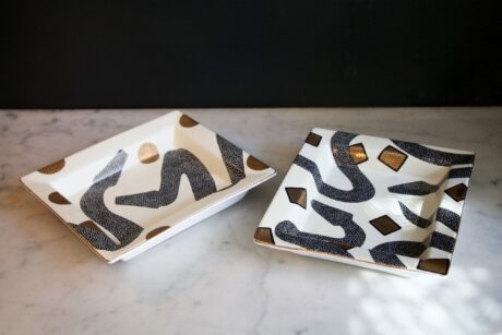 dealeuse-boutique-decoration-superbe-vide-poche-en-porcelaine-motif-serpents-blanc-noir-dore-nb-createur-design-designer-idee-cadeau-paris-objet