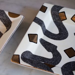 dealeuse-boutique-decoration-superbe-vide-poche-en-porcelaine-motif-serpents-blanc-noir-dore-nb-createur-design-designer-idee-cadeau-paris-objet