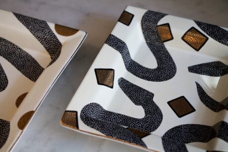 dealeuse-boutique-decoration-superbe-vide-poche-en-porcelaine-motif-serpents-blanc-noir-dore-nb-createur-design-designer-idee-cadeau-paris-objetdealeuse-boutique-decoration-superbe-vide-poche-en-porcelaine-motif-serpents-blanc-noir-dore-nb-createur-design-designer-idee-cadeau-paris-objet