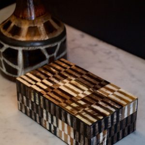 dealeuse-boutique-decoration-superbe-boite-corne-et-os-sculptee-a-la-main-asiatides-motif-relief-bois-idee-cadeau-paris-original-atypique-ambiance-vintage-ancien