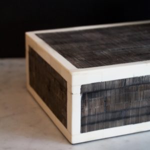 dealeuse-boutique-decoration-superbe-boite-corne-et-os-sculptee-a-la-main-asiatides-motif-relief-bois-idee-cadeau-paris-original-atypique-ambiance-vintage-ancien