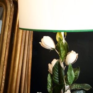 dealeuse-boutique-decoration-idee-cadeau-paris-original-atypique-ambiance-vintage-ancien-magnifique-lampe-ancienne-vintage-metal-fleurs-abat-jour-sur-mesure-creatrice-design-designer