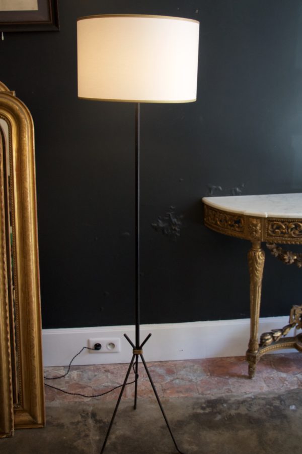 dealeuse-boutique-decoration-idee-cadeau-paris-original-atypique-ambiance-vintage-ancien-magnifique-lampadaire-lampe-luminaire-luminaires-vintage-ancien-histoire-noir-blanc-dore-pied