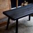 Banc noir en bois naturel