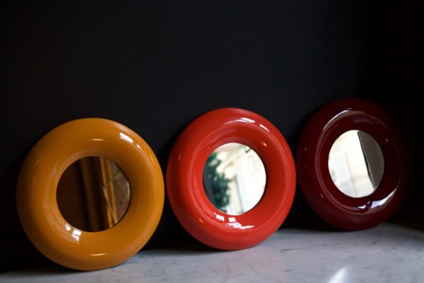 dealeuse-boutique-decoration-luminaires-idee-cadeau-de-noel-original-petit-miroir-rond-couleur-jaune-rouge-orange-vert-bleu-noir-blanc