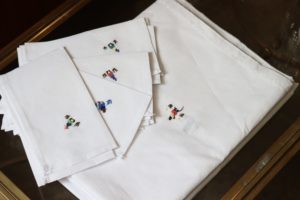 dealeuse-boutique-paris-vintage-ancien-set-nappe-serviette-serviettes-blanc-broderie