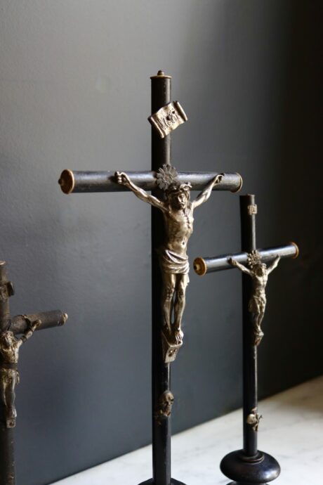 dealeuse-boutique-decoration-mobilier-luminaires-luminaire-vases-vase-lampes-lampe-laiton-marbre-vintage-paris-crucifix