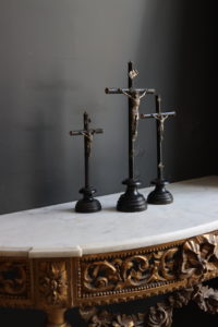 dealeuse-boutique-decoration-mobilier-luminaires-luminaire-vases-vase-lampes-lampe-laiton-marbre-vintage-paris-crucifix
