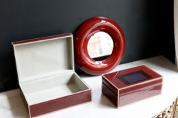 Boite en verre rouge et bleu marine