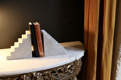 dealeuse-boutique-decoration-vintage-bougeoir-ancien-paris-serre-livres-beton