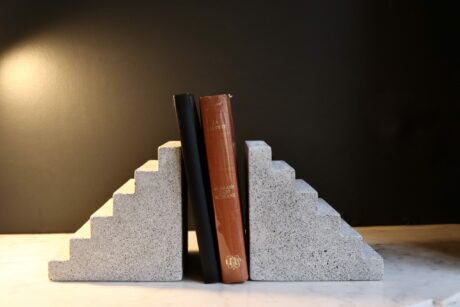 dealeuse-boutique-decoration-vintage-bougeoir-ancien-paris-serre-livres-beton