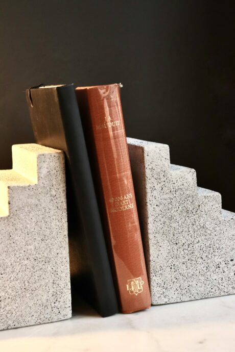 dealeuse-boutique-decoration-vintage-bougeoir-ancien-paris-serre-livres-beton