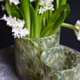 Vase en verre tacheté, couleur vert beige