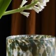 Vase en verre tacheté, couleur vert beige