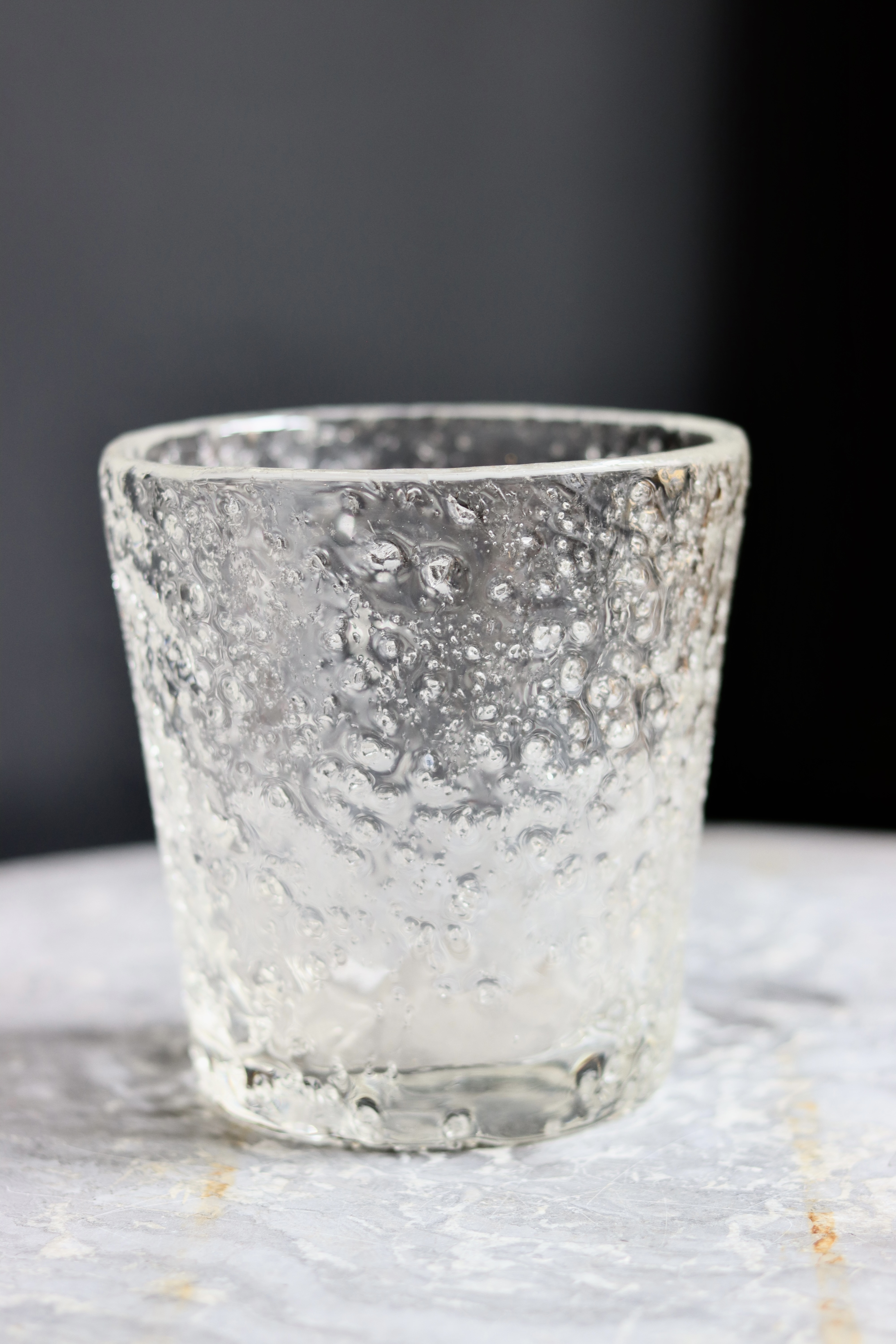 Petit vase en verre texturé transparent