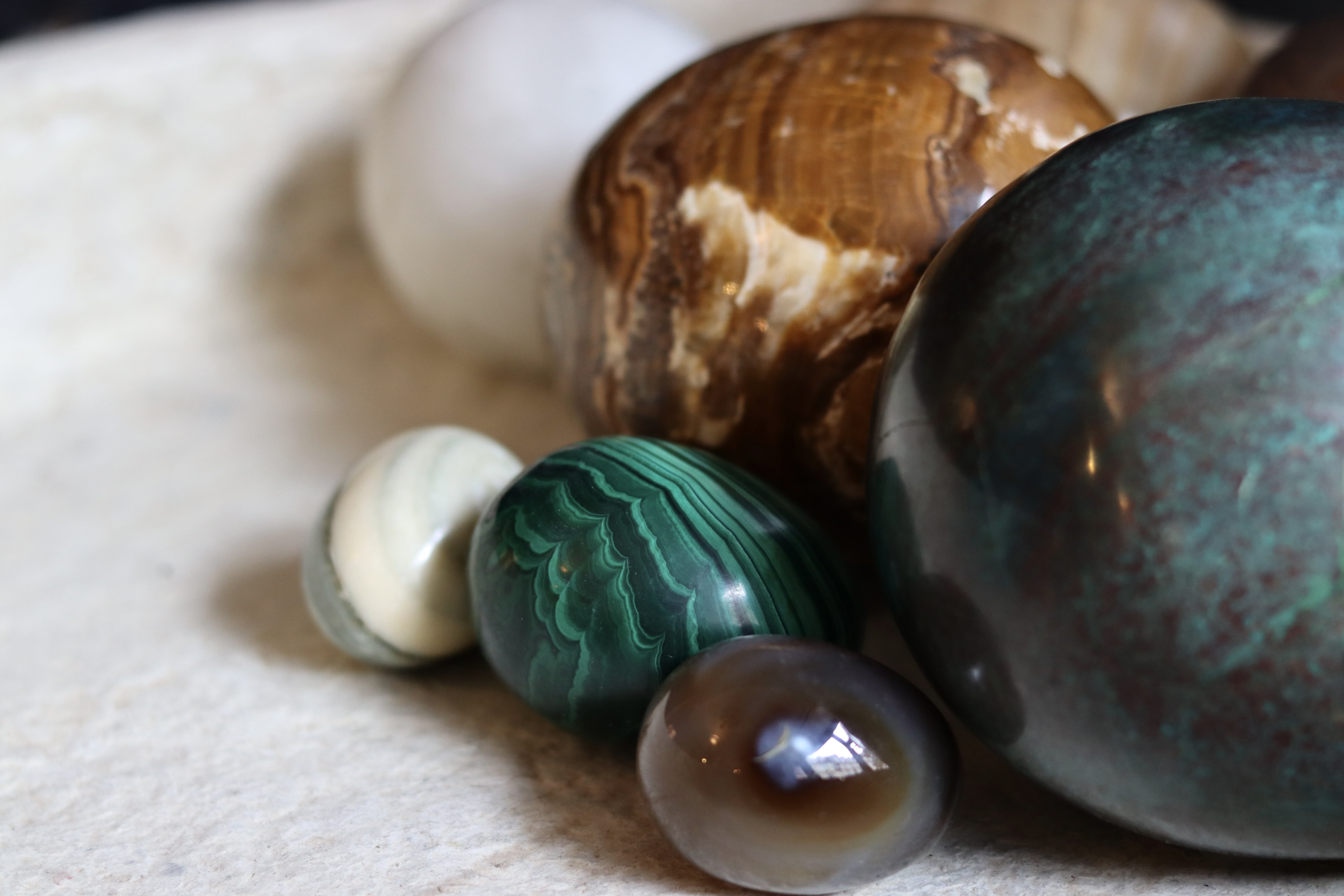 dealeuse-boutique-decoration-vintage-ancien-paris-pierre-boule-marbre-albatre