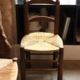 Paire de chaises en bois, assise en paille tressée